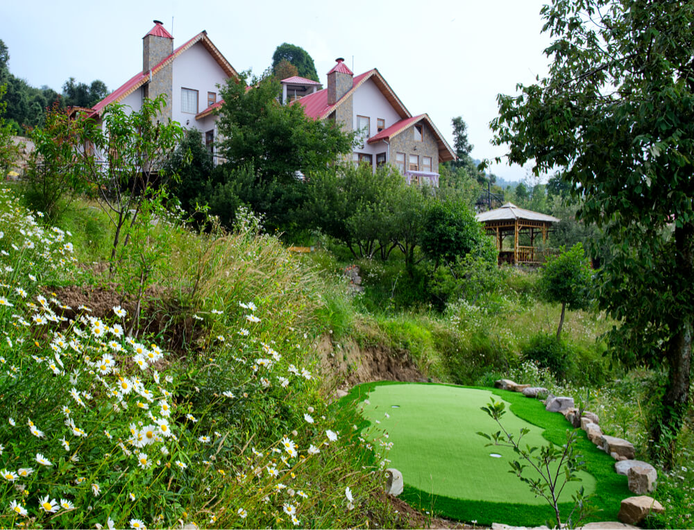 Practice Putting Green at Maini's Hill Cottages