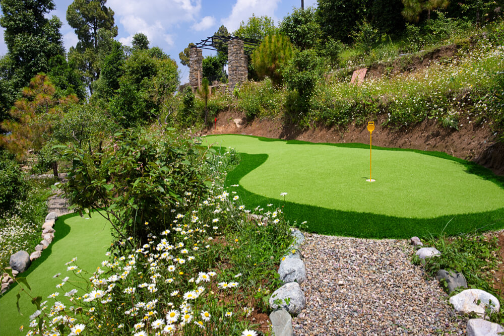 Mini Golf at Maini's Hill Cottages